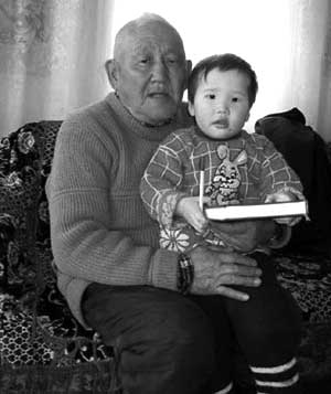 Шаман Илья Степанович с внучкой Наташей (фото Сергей Маслаков).