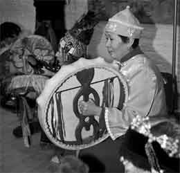 Семинар проводит Шалгинова Надежда Александровна – хакасская шаманка из рода Пюрут. Она является членом общества шаманов «Центр традиционного верования хакасского народа». Руководитель шаманского центра «Ыдыган».