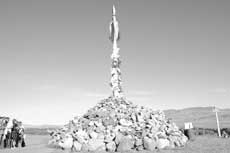 В Туве появился необычный монумент: местные жители открыли памятник горловому пению — Оваа Хоомея. Достопримечательность освятил известный шаман и исполнитель горлового пения Лазо Монгуш. 