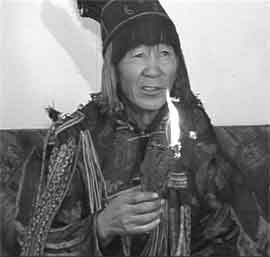 Один из самых востребованных на Западе шаманов Тувы – шаман общества «Дунгур» (Бубен) Дугар-Сюрюн Очур-оолович Ооржак справляет свой день рождение.
