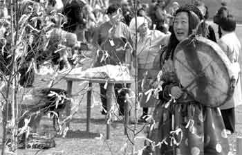 Более тридцати шаманов Иркутской области, Забайкальского края, Бурятии и даже Германии собрались на берегу Иркута, чтобы провести шаманский молебен – тайлган.