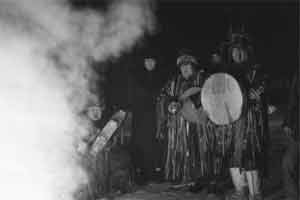 В старые времена тувинцы всем аалом собирались в юрте шамана.
