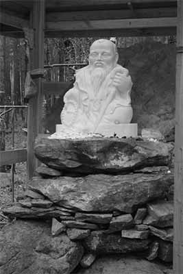 Скульптура Белого Старца была установлена лишь в этом году. Фото: Аркадий Зарубин 