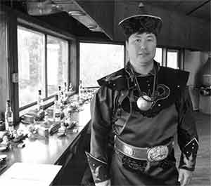 Бурятский шаман Артур Цыбиков, называющий себя заместителем Верховного шамана России, возглавляет ангарскую религиозную организацию.
