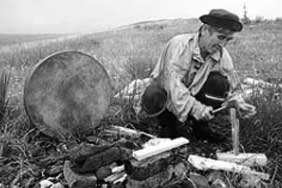 Шаман Виктор Иванович Киштеев развёл костёр, рядом, чтобы отогреть, оживить, поставил бубен. Фото Валерия Заболотского.