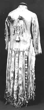 Коллекцию костюмов в Омск привезли из Иркутска. Одежда, которую несколько веков назад носили шаманы, весит от десяти до 30 килограммов. Вес впечатляющий! Ведь в таком обмундировании нужно было не просто читать заговоры, но и танцевать на обрядах несколько часов подряд.