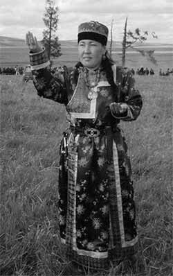 Любовь Лаврентьева уже три десятка лет занимается народным целительством, окончила монгольскую школу астрологии, является кавалером ордена Чингисхана, имеет звание «Заслуженный шаман Монголии».