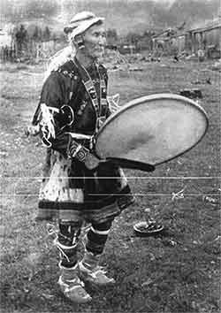 Сиану (Савелий Максимович) Хутунка, более известный как Белый дедушка, был знаменитым орочским шаманом. Фото 1959 г.